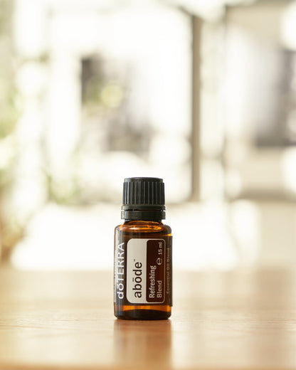 Abōde mélange d'huiles essentielles dōTERRA, flacon sur fond vert tendre