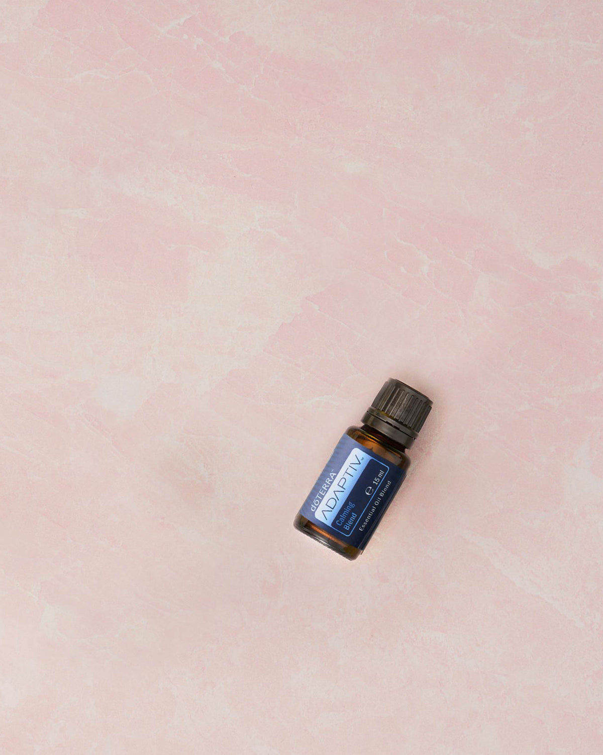 Adaptiv mélange d'huiles essentielles dōTERRA, flacon sur fond beige