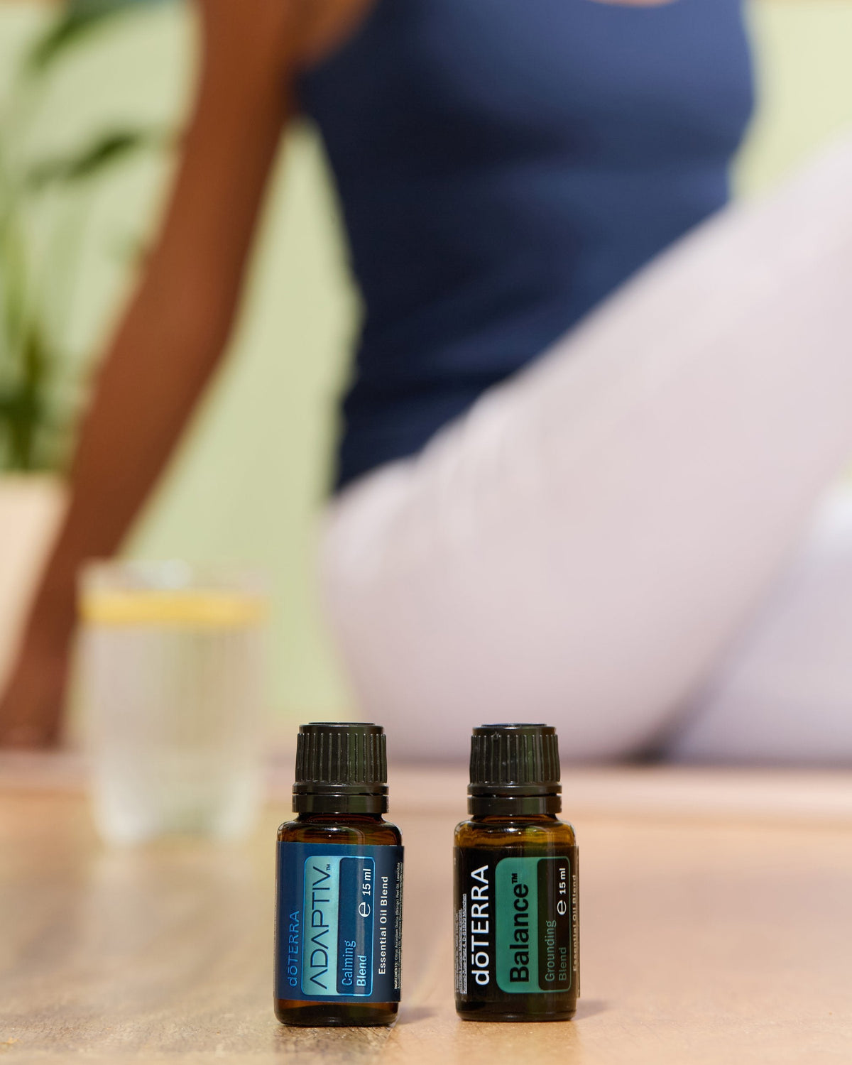 Adaptiv mélange d'huiles essentielles dōTERRA, flacon tenu en main