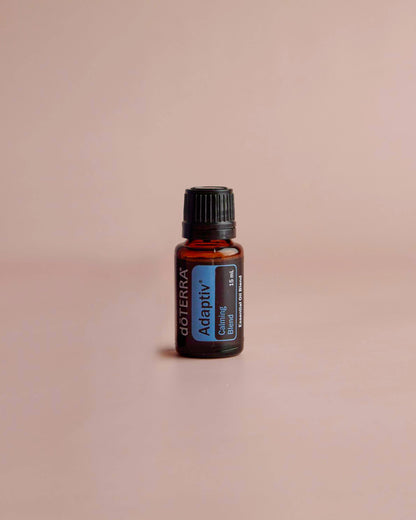 Adaptiv mélange d'huiles essentielles dōTERRA, flacon sur fond beige rosé