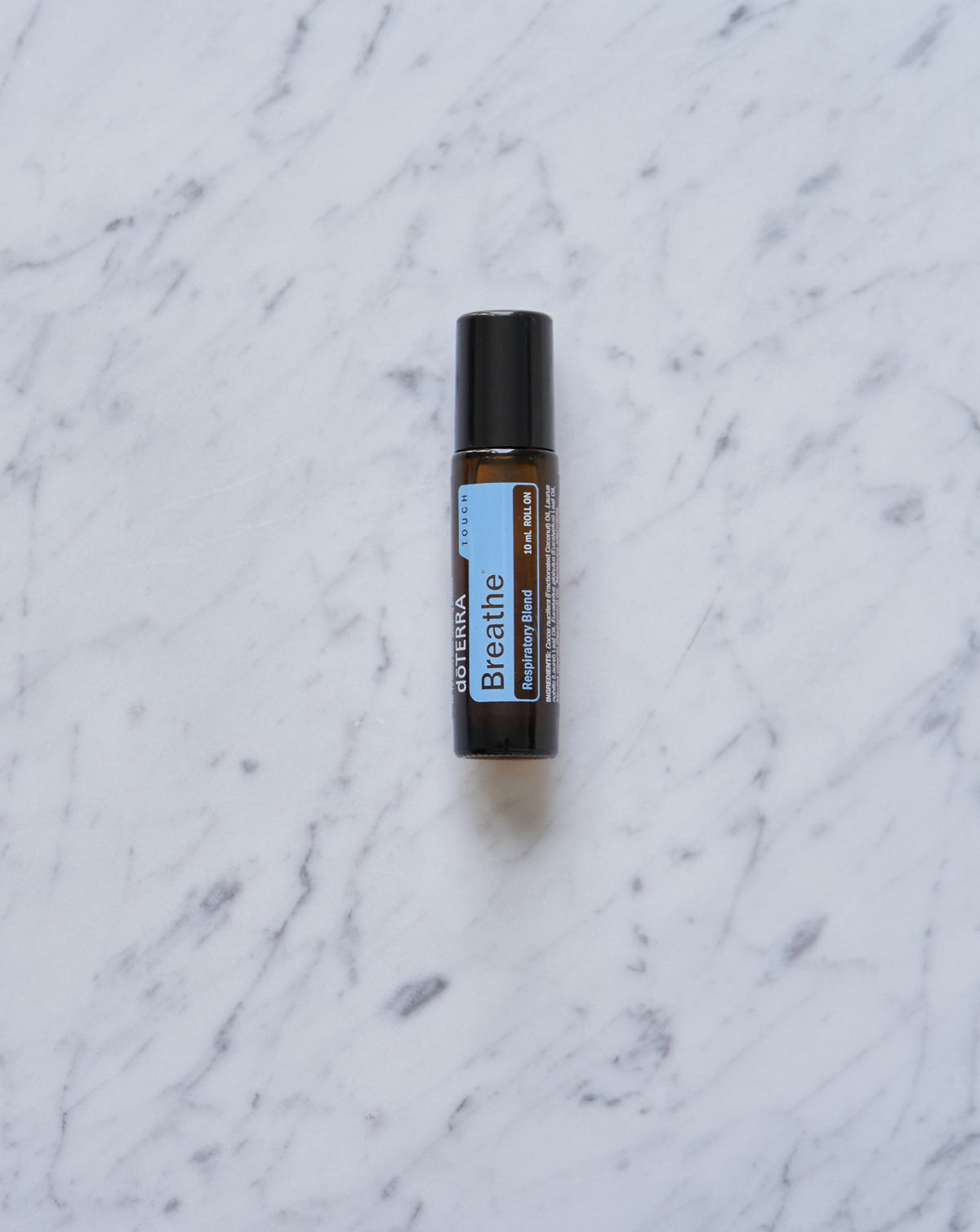 Air Touch mélange en applicateur à bille dōTERRA, roll-on sur du marbre