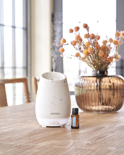Air-X mélange d'huiles essentielles dōTERRA, flacon avec un diffuseur et des plantes