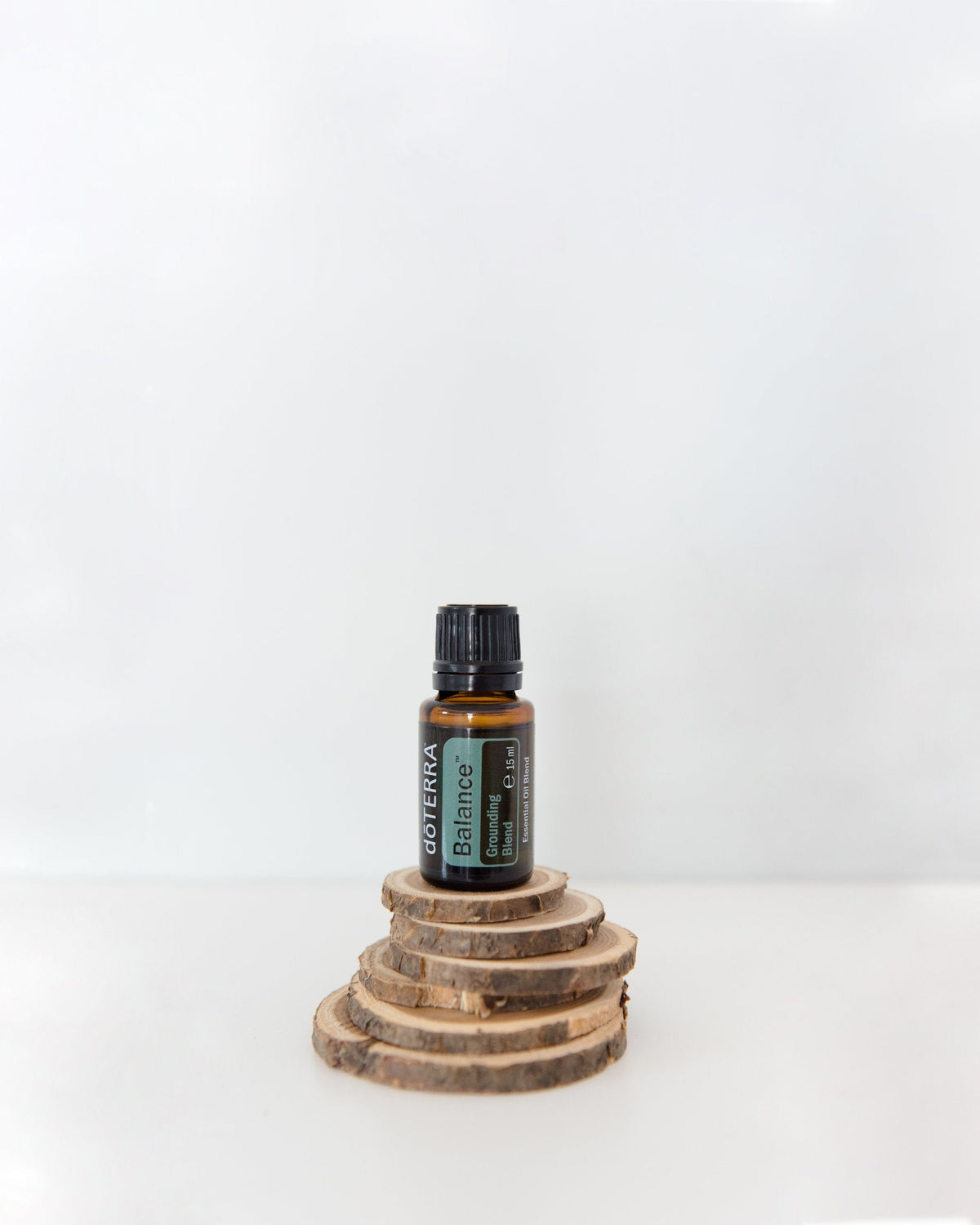 Balance mélange d'huiles essentielles dōTERRA, flacon posé sur des galets empilés