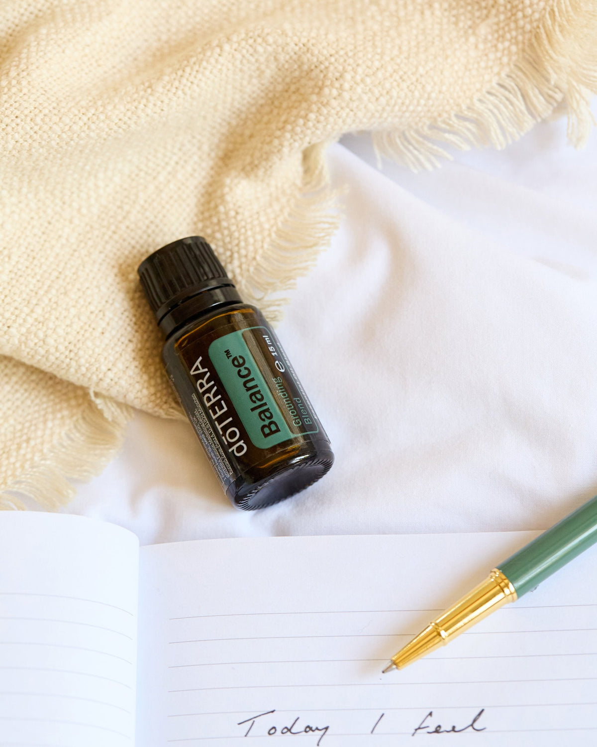 Balance mélange d'huiles essentielles dōTERRA, flacon sur un tissu crème