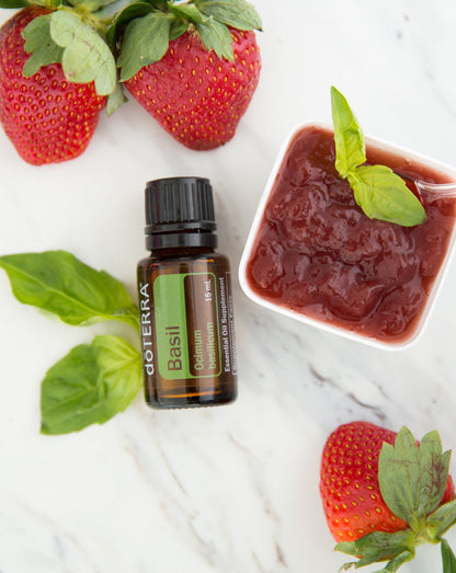 Basilic huile essentielle dōTERRA, flacon, fraises et confiture au basilic