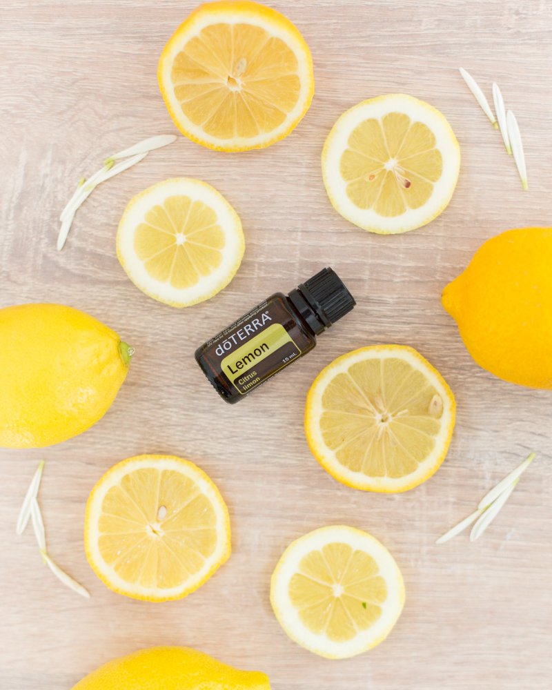 Citron huile essentielle dōTERRA, parmi des rondelles de citron