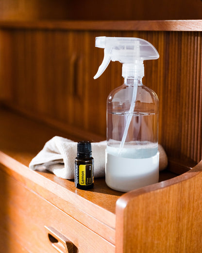 Citron huile essentielle dōTERRA, avec un vaporisateur de nettoyant maison