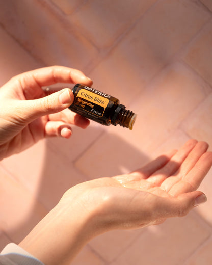 Citrus Bliss mélange d'huiles essentielles dōTERRA, flacon tenu à deux mains