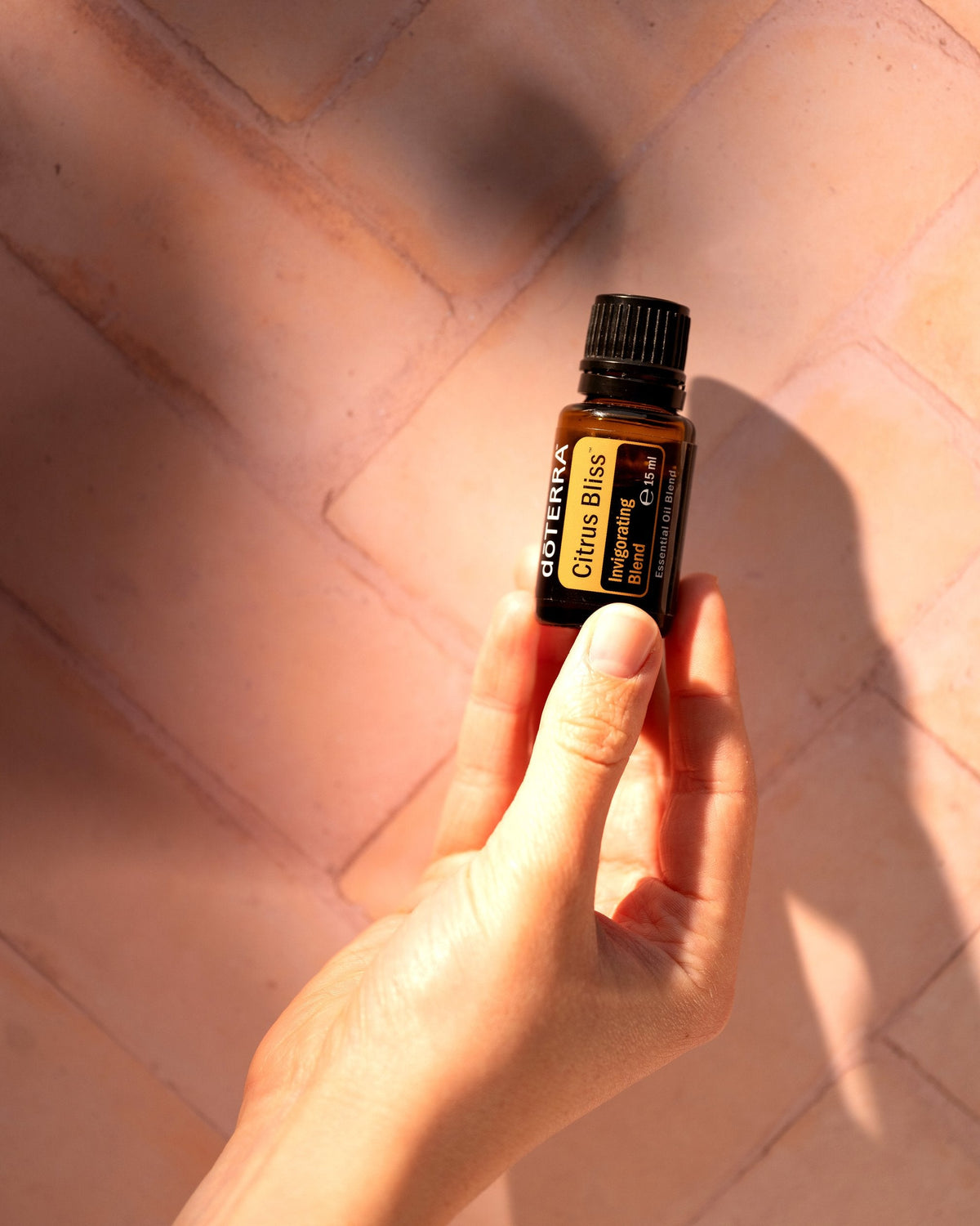 Citrus Bliss mélange d'huiles essentielles dōTERRA, flacon près du visage