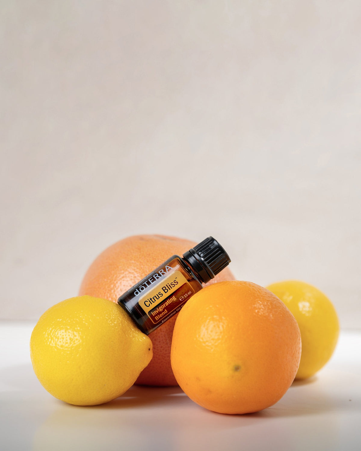 Citrus Bliss mélange d'huiles essentielles dōTERRA, flacon avec des oranges