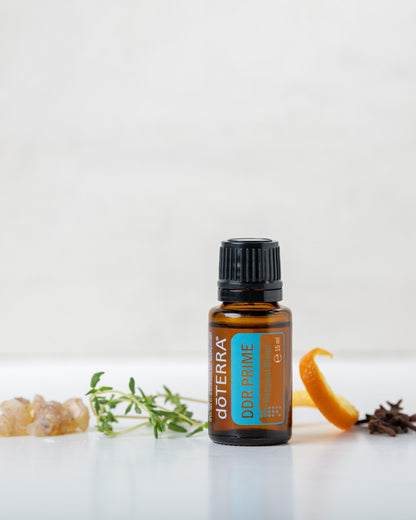 DDR Prime mélange d'huiles essentielles dōTERRA, flacon sur fond blanc lumineux
