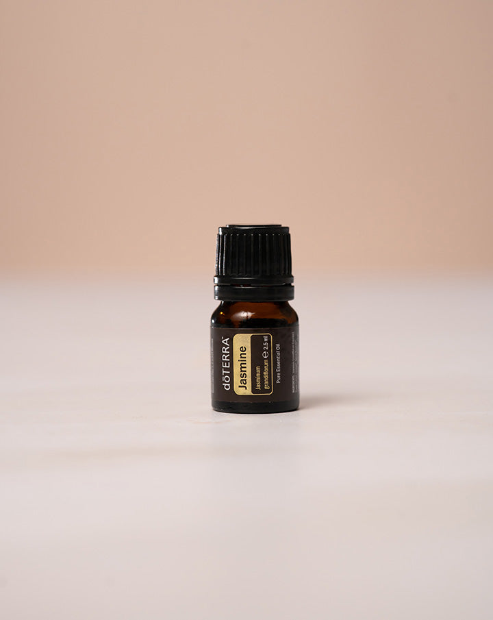 Flacon d'huile essentielle de Jasmin dōTERRA 2,5 ml sur fond beige