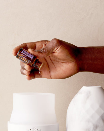 Lavande huile essentielle dōTERRA, tenu au-dessus d'un diffuseur