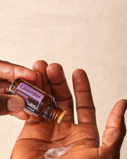 Lavande huile essentielle dōTERRA, dans le creux de la main