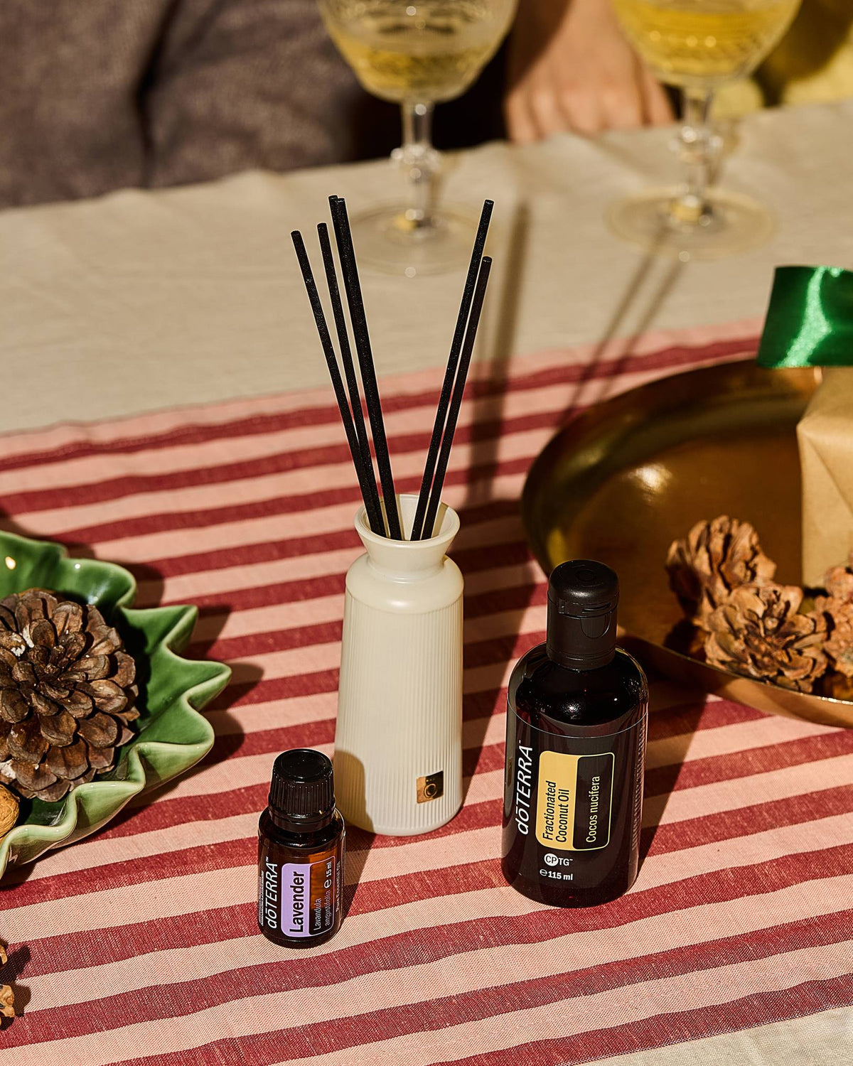 Lavande huile essentielle dōTERRA, avec un diffuseur à bâtonnets, ambiance de fêtes