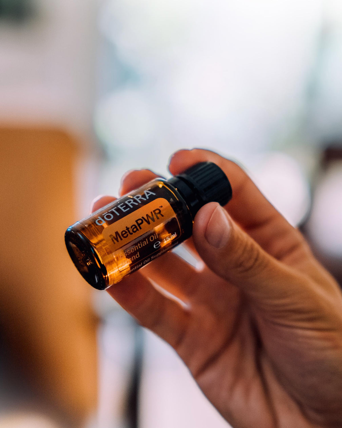 MetaPWR mélange d'huiles essentielles dōTERRA, flacon dans le creux des mains