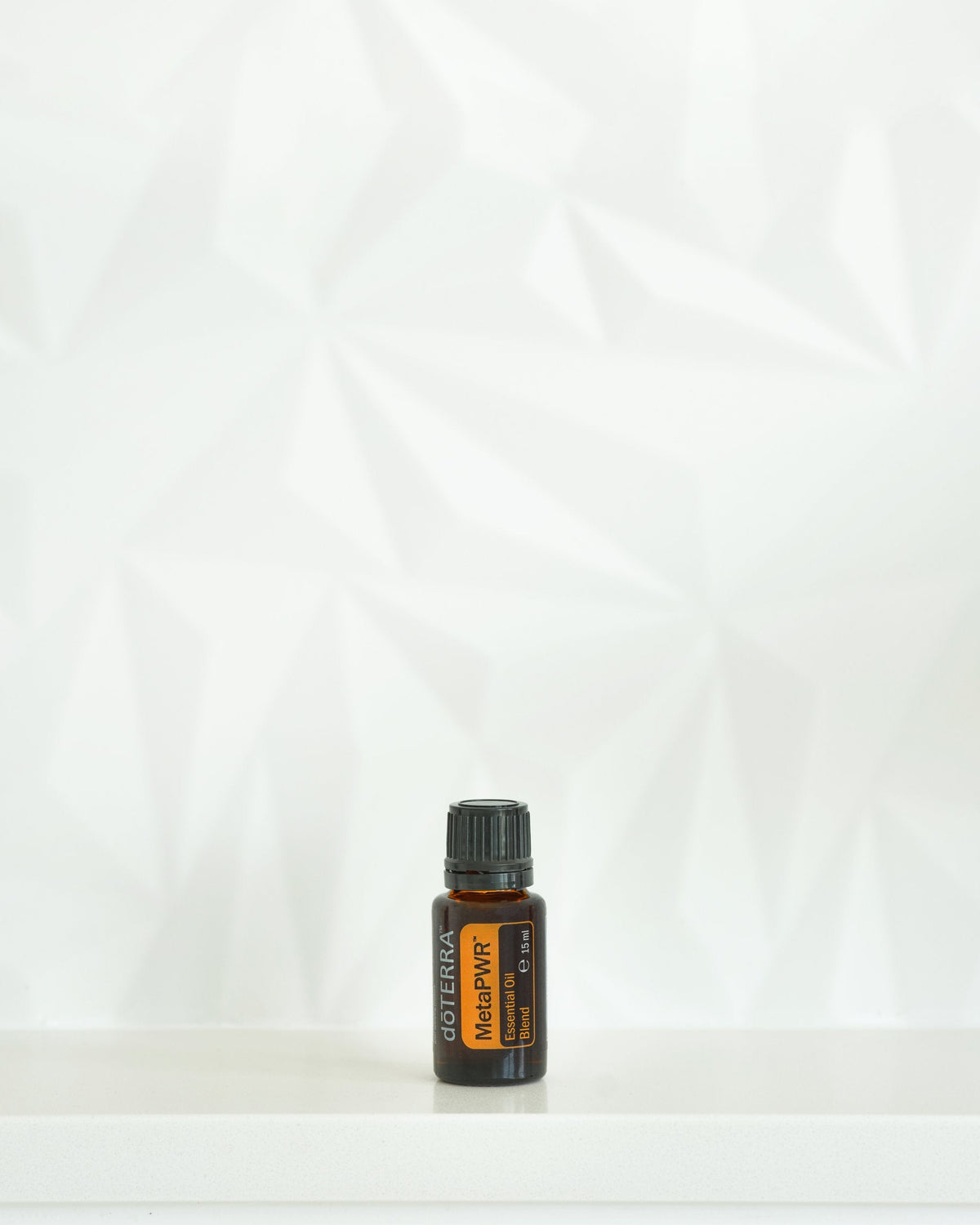 MetaPWR mélange d'huiles essentielles dōTERRA, flacon sur fond blanc