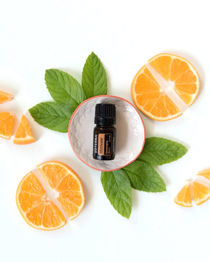 Motivate mélange d'huiles essentielles dōTERRA, flacon avec orange et feuilles