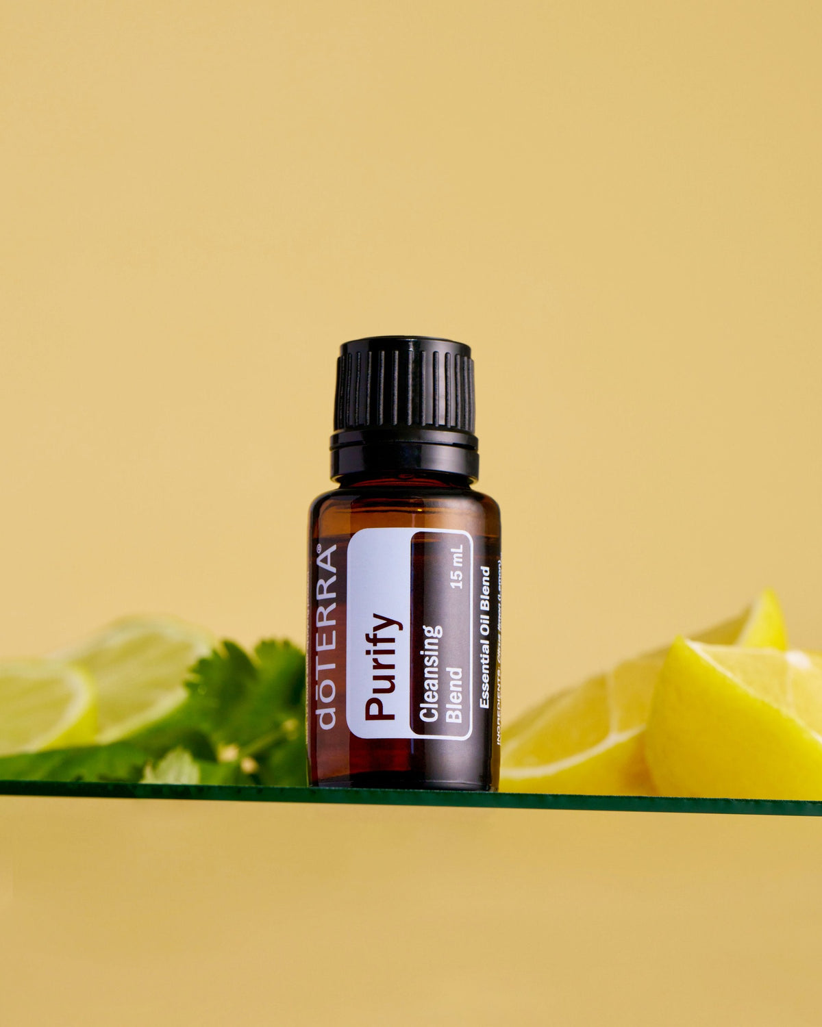 Purify mélange d'huiles essentielles dōTERRA, flacon avec citron sur fond jaune