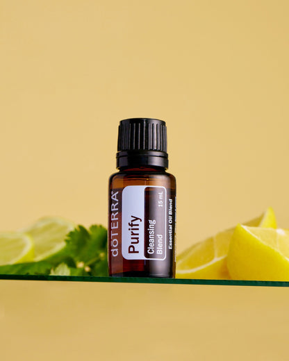 Purify mélange d'huiles essentielles dōTERRA, flacon avec citron sur fond jaune