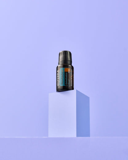 RevitaZen mélange d'huiles essentielles dōTERRA, flacon sur fond lavande