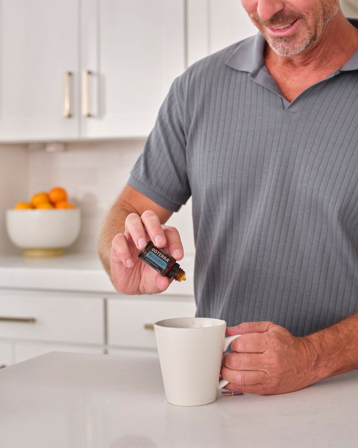 RevitaZen mélange d'huiles essentielles dōTERRA, flacon tenu par un homme