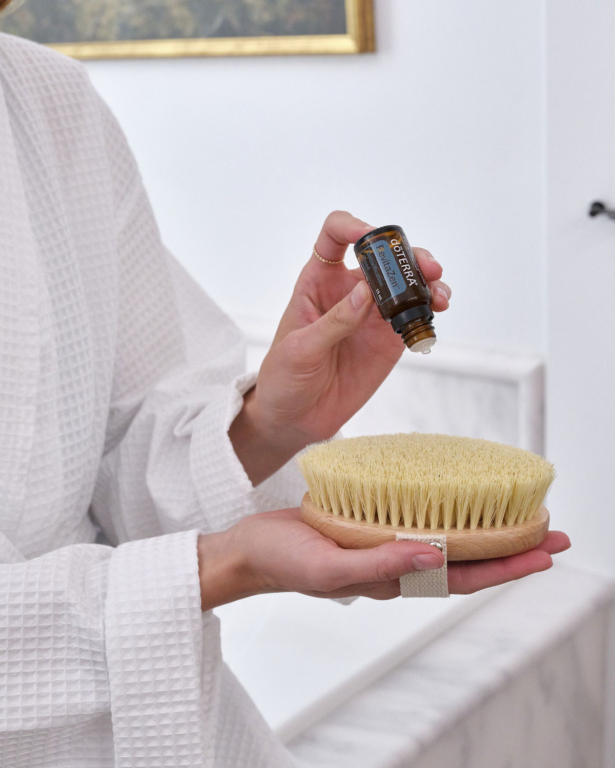 RevitaZen mélange d'huiles essentielles dōTERRA, flacon avec du linge blanc