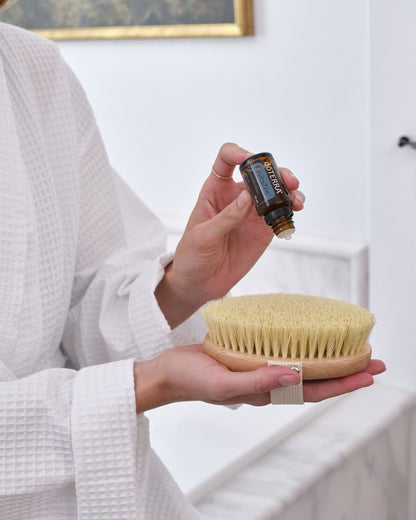 RevitaZen mélange d'huiles essentielles dōTERRA, flacon avec du linge blanc