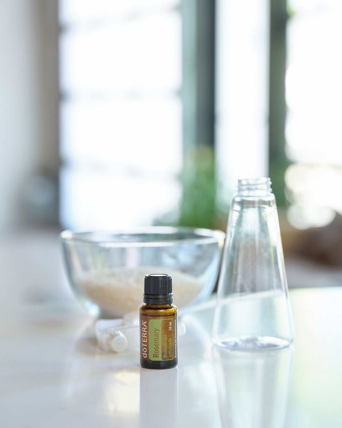 Romarin huile essentielle dōTERRA, dans une cuisine lumineuse
