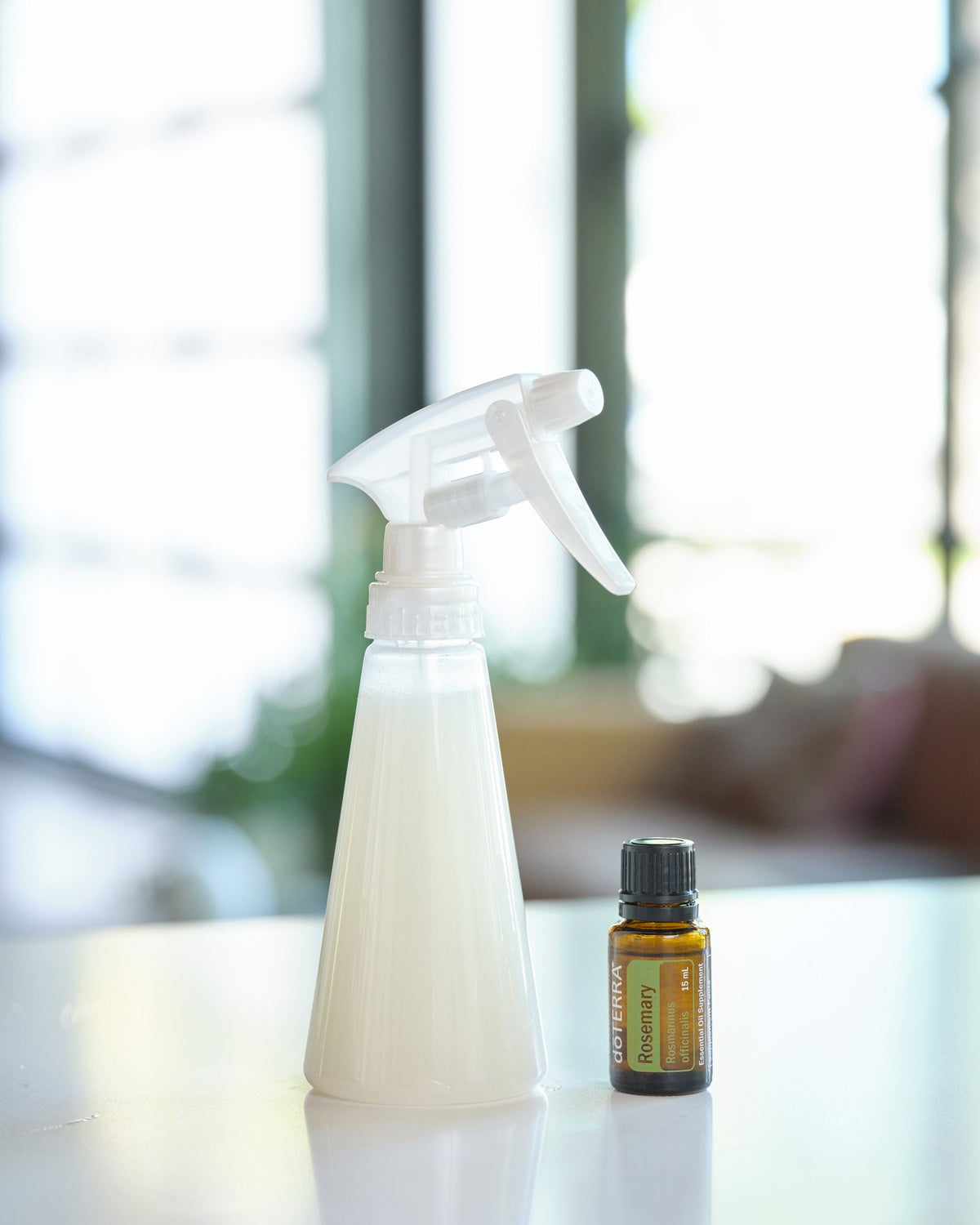 Romarin huile essentielle dōTERRA, avec un vaporisateur de nettoyant maison