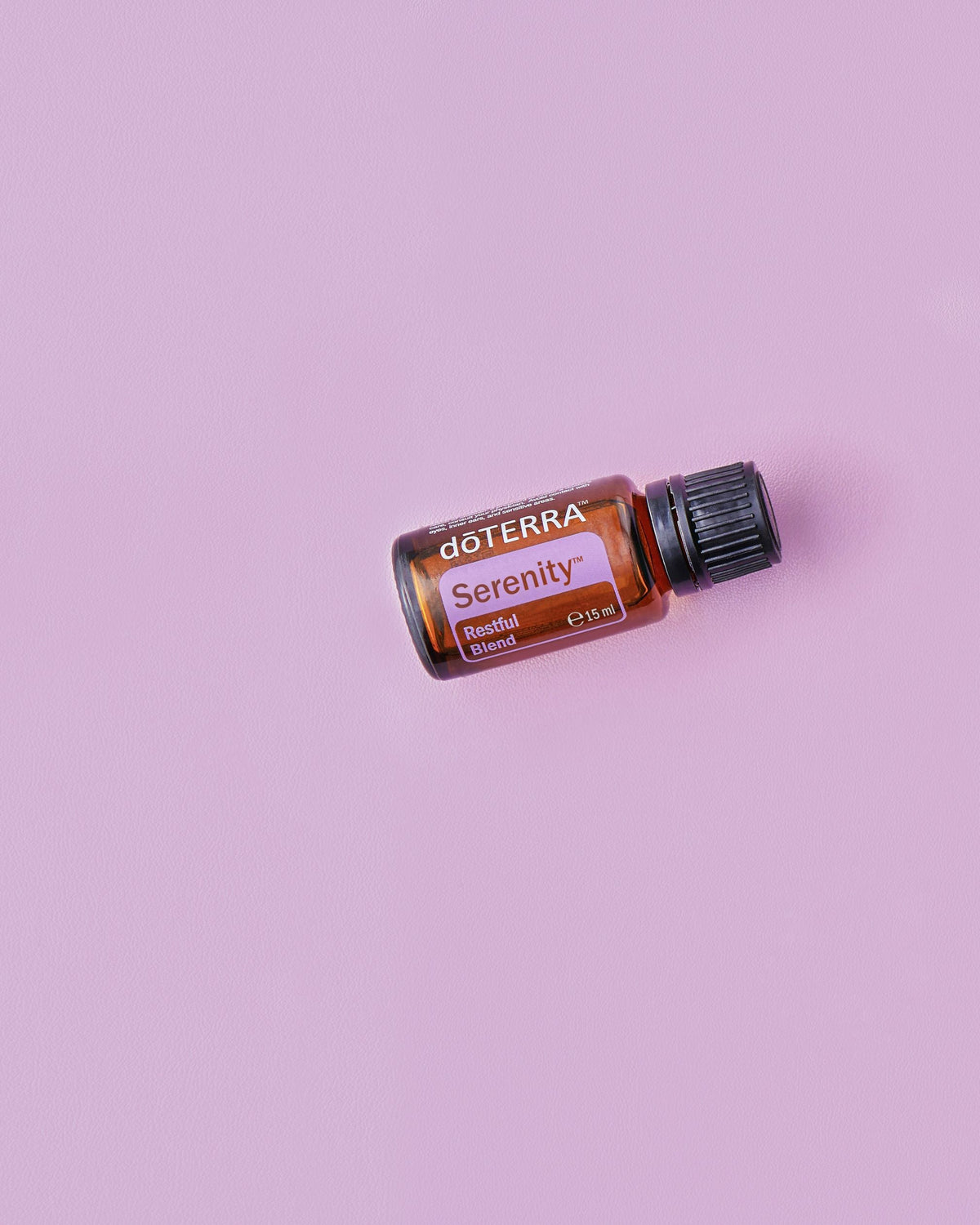 Serenity mélange d'huiles essentielles dōTERRA, flacon sur fond lilas