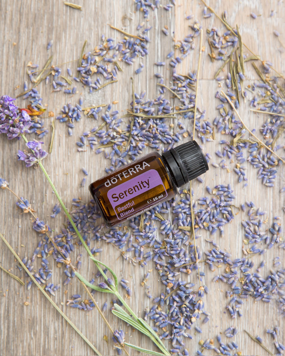 Serenity mélange d'huiles essentielles dōTERRA, flacon avec lavande séchée