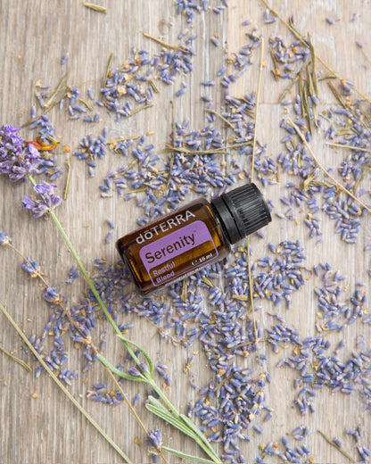 Serenity mélange d'huiles essentielles dōTERRA, flacon avec lavande séchée