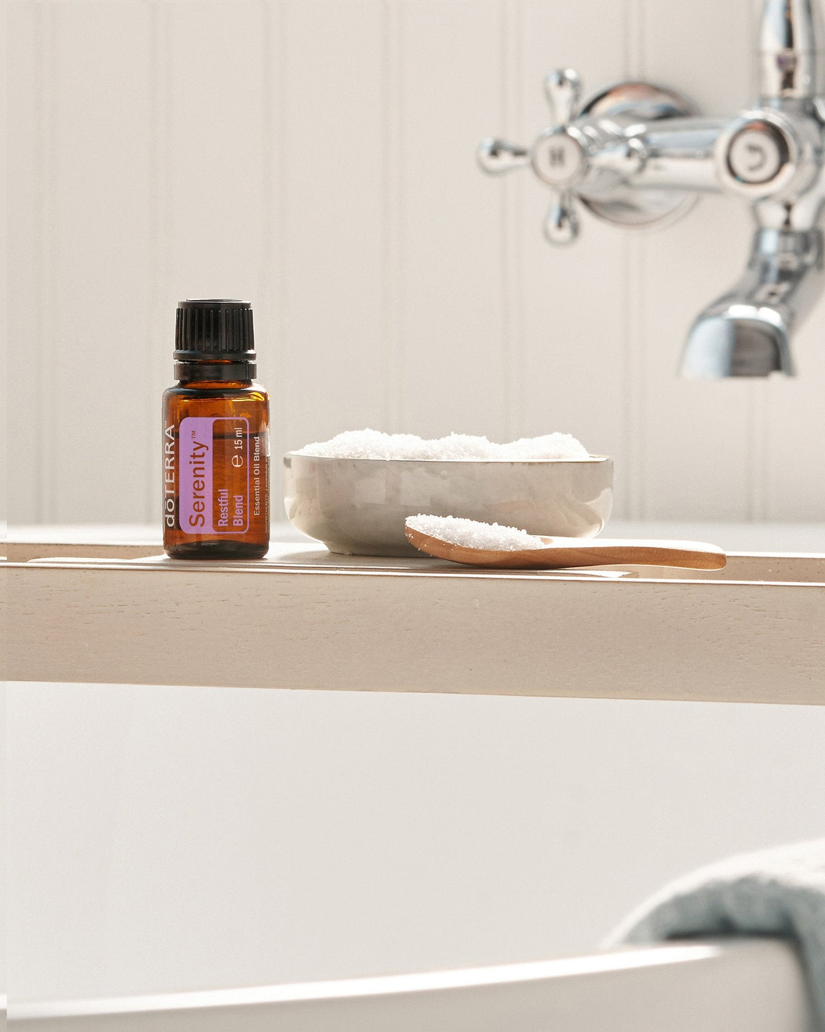 Serenity mélange d'huiles essentielles dōTERRA, flacon sur une table
