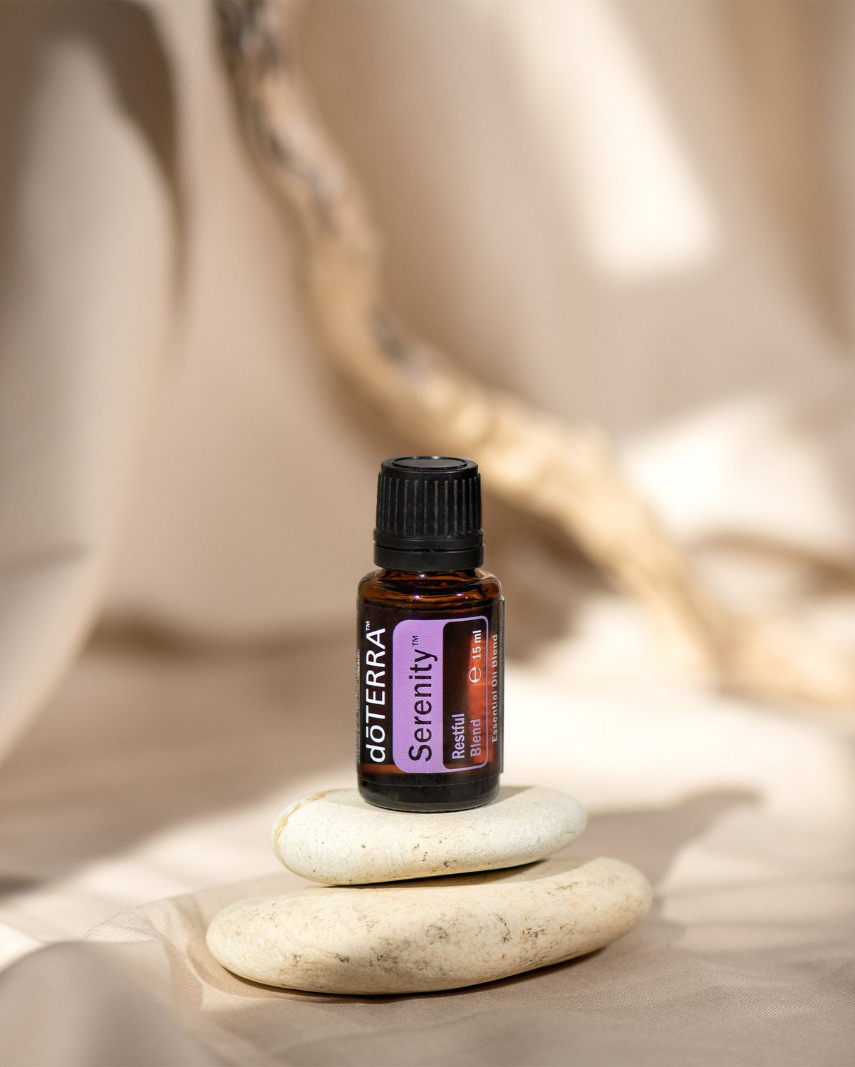 Serenity mélange d'huiles essentielles dōTERRA, flacon sur un drap blanc