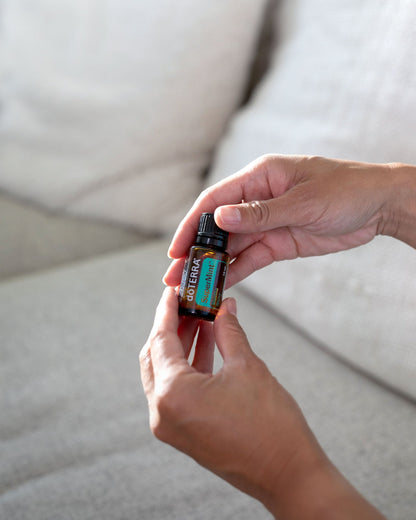 SuperMint mélange d'huiles essentielles dōTERRA, flacon tenu en main