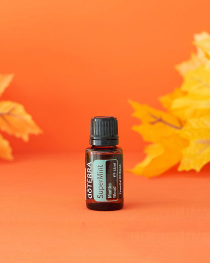 SuperMint mélange d'huiles essentielles dōTERRA, flacon sur fond orange