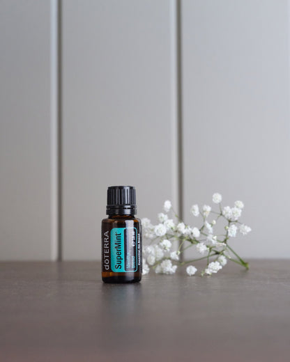 SuperMint mélange d'huiles essentielles dōTERRA, flacon sur fond gris
