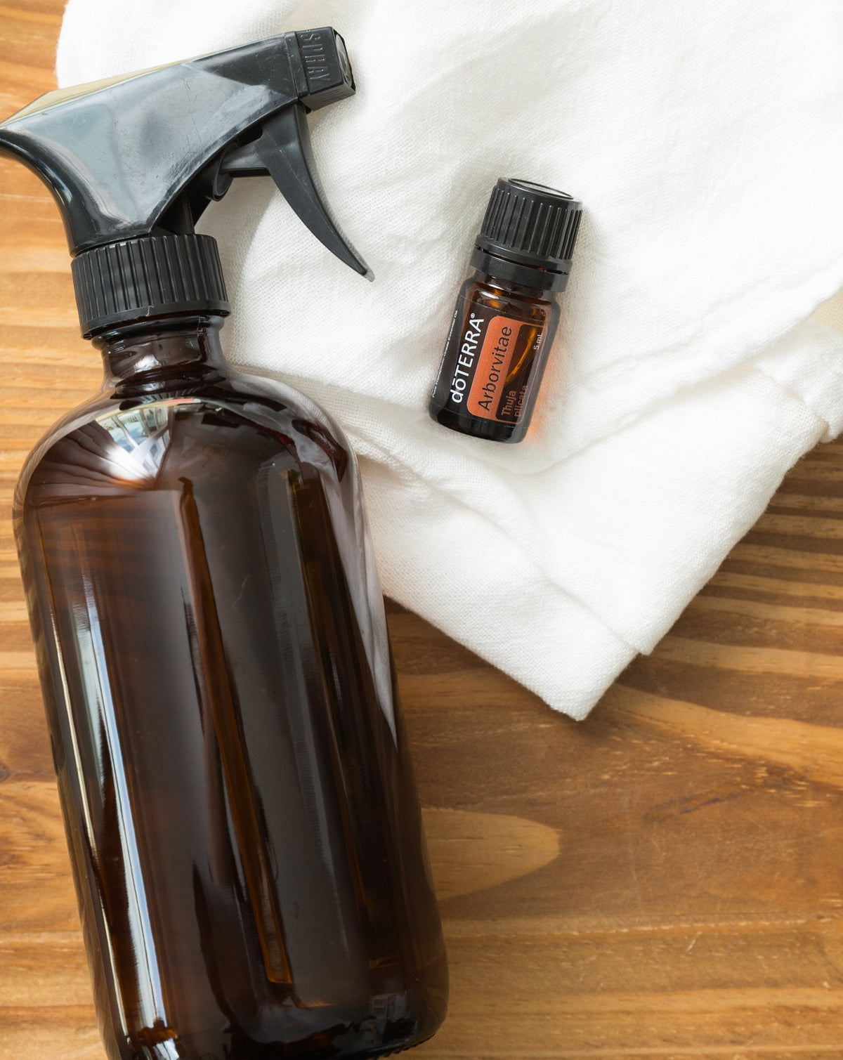 Thuya huile essentielle dōTERRA, flacon et spray ambré pour la maison