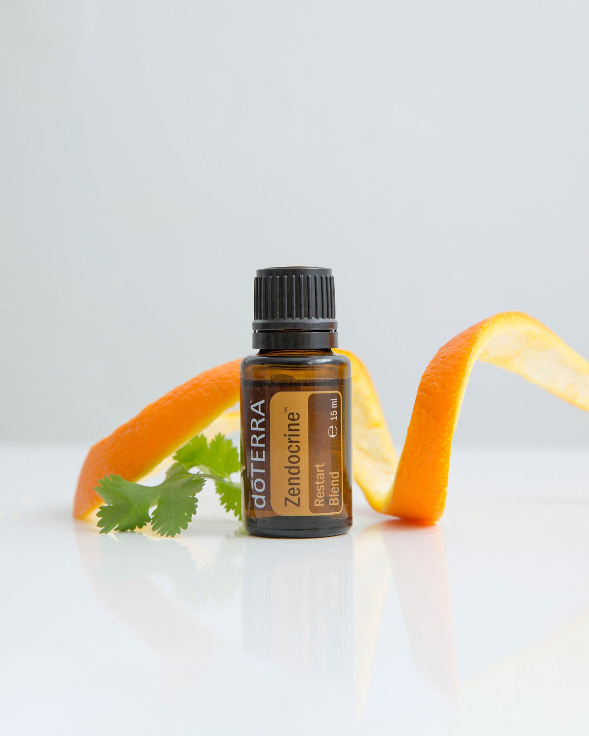 Zendocrine mélange d'huiles essentielles dōTERRA, flacon sur fond blanc