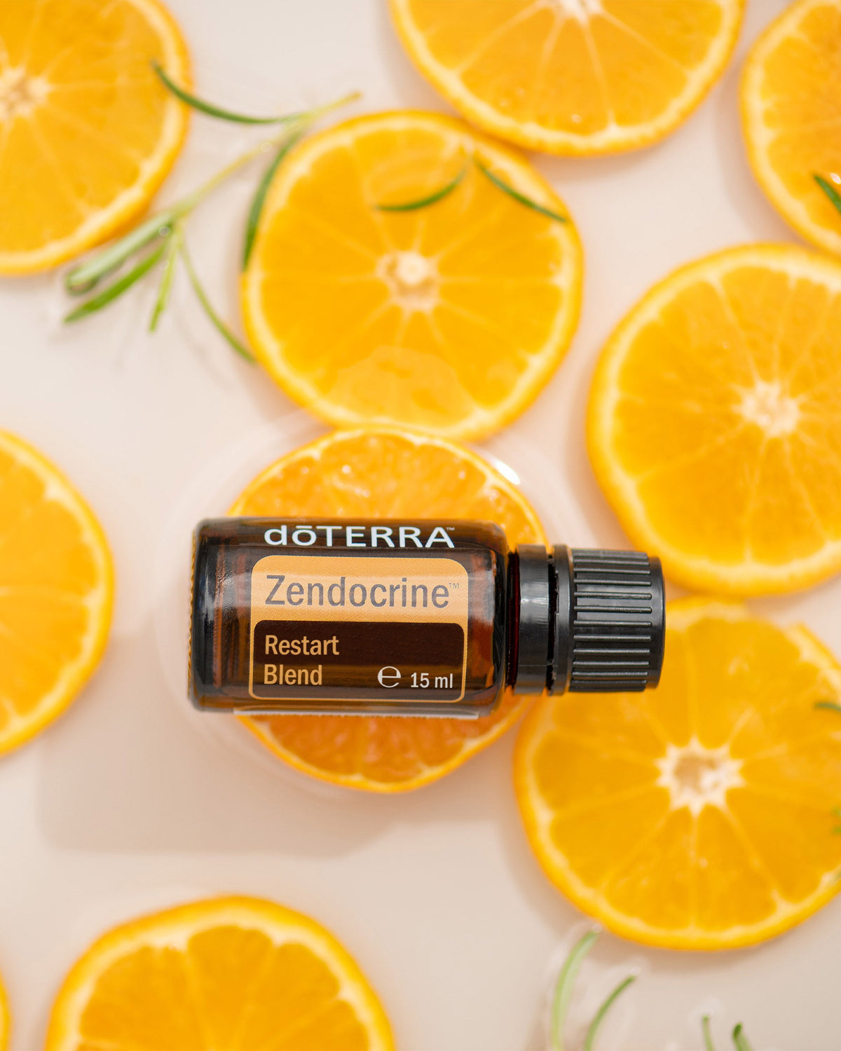Zendocrine mélange d'huiles essentielles dōTERRA, flacon avec tranches d'orange