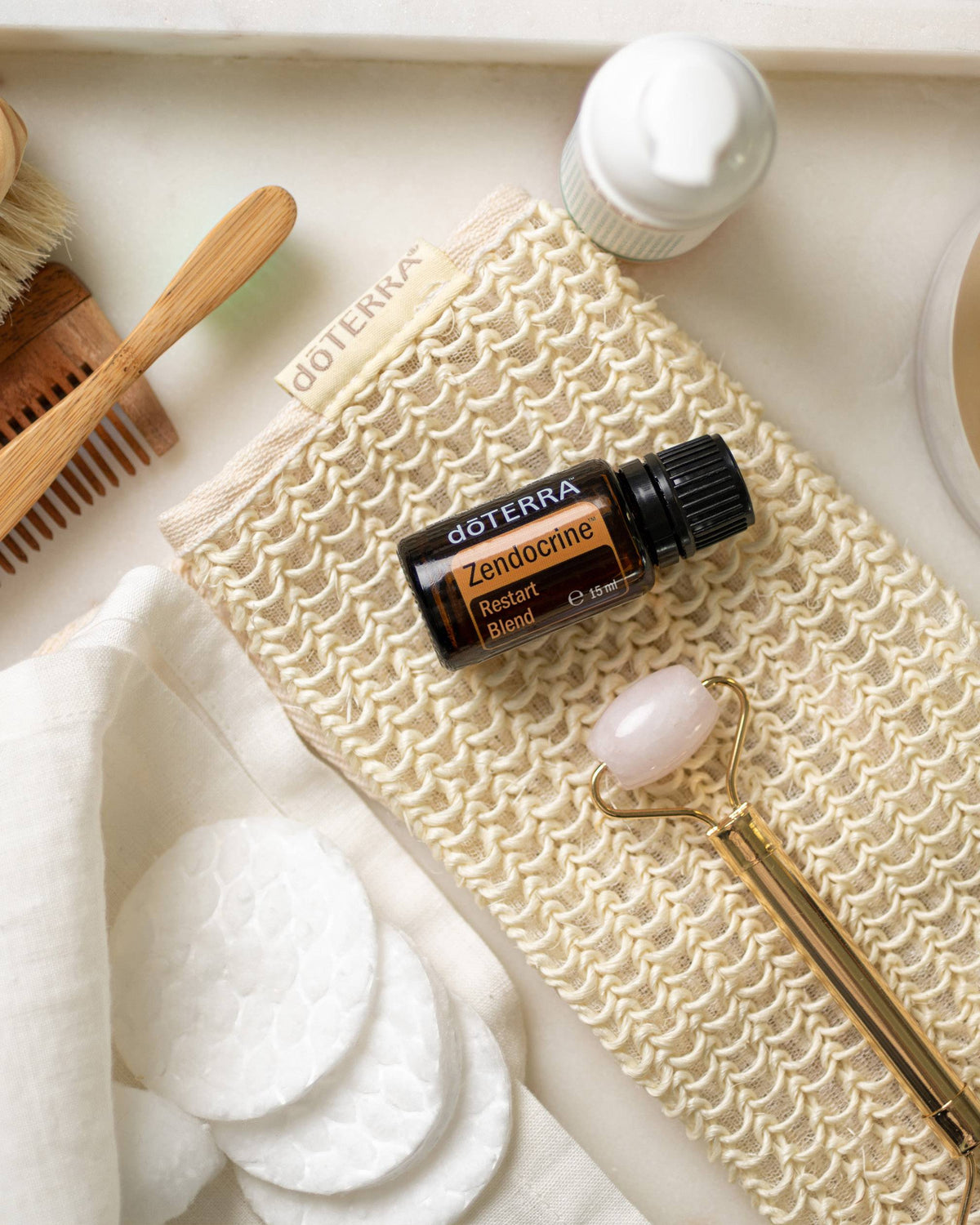 Zendocrine mélange d'huiles essentielles dōTERRA, flacon sur un tissu