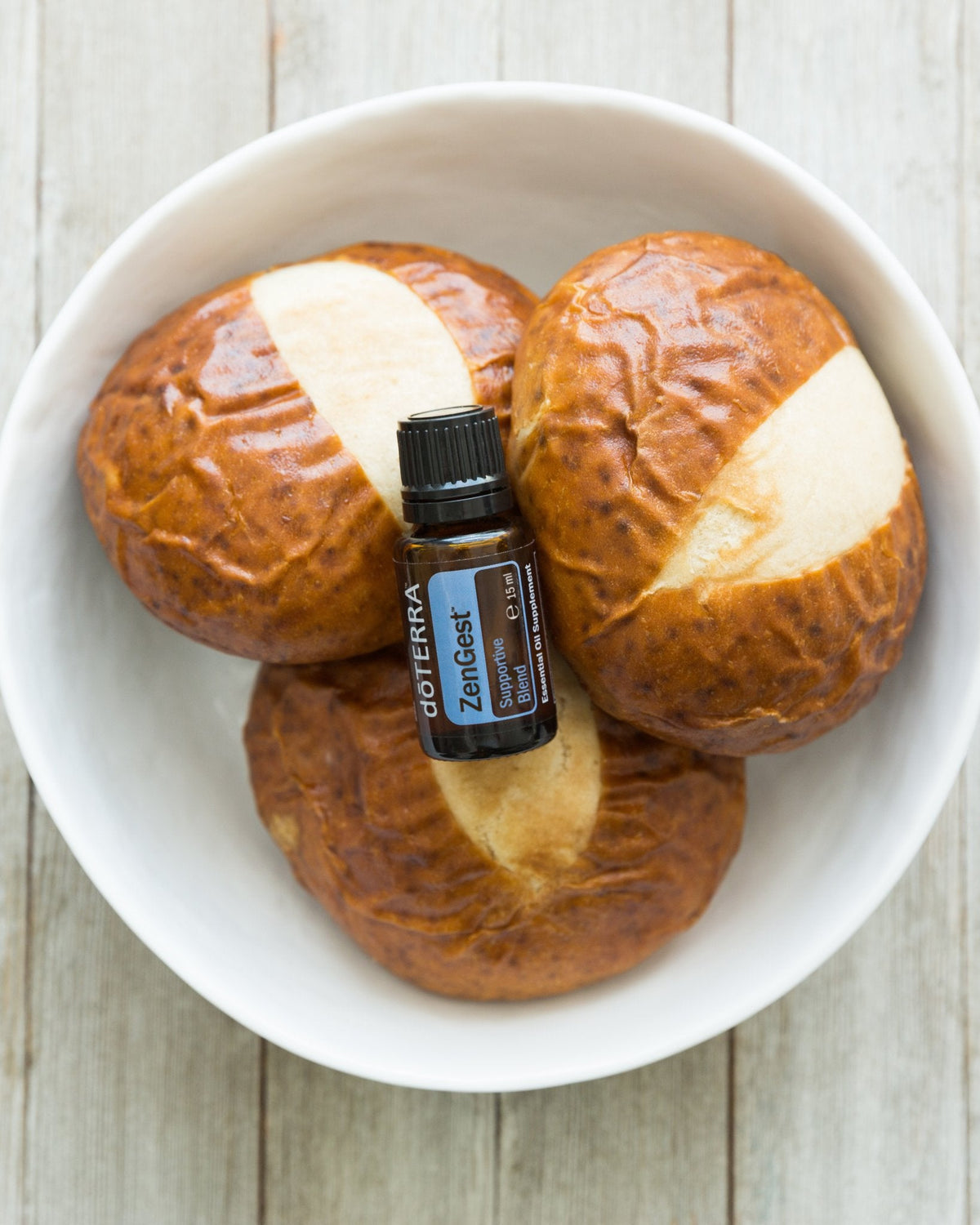 ZenGest mélange d'huiles essentielles dōTERRA, flacon dans un bol