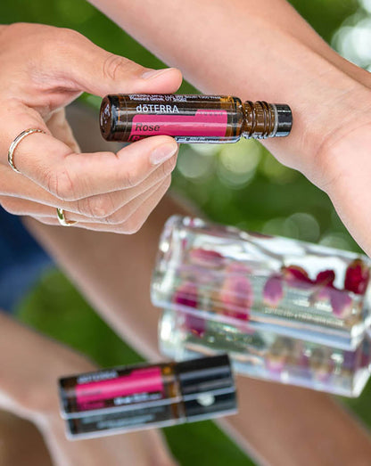 Rose Touch dilué en applicateur à bille d'huile essentielle doTERRA, 10 ml